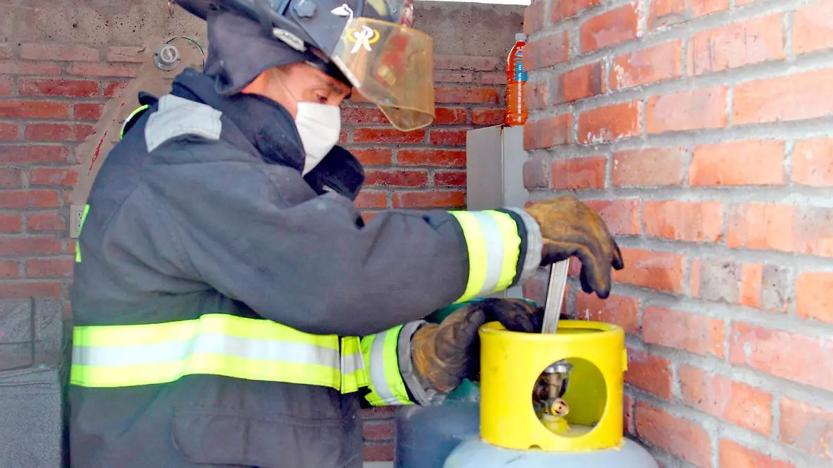 bombero proteccion civil tanque de gas